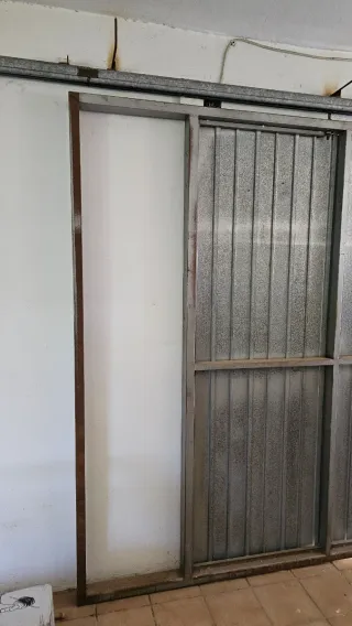 Puerta de garaje corredera metálica