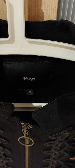 Chaqueta negra con botones dorados