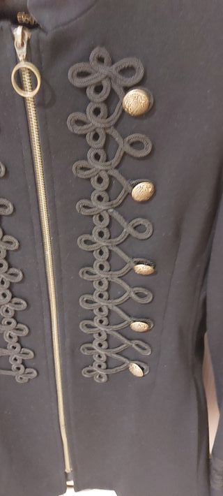 Chaqueta negra con botones dorados