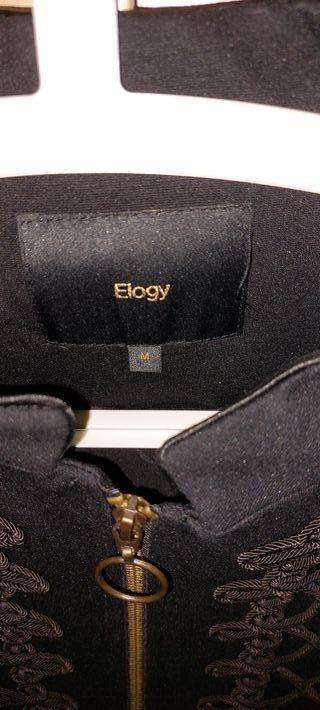 Chaqueta negra con botones dorados