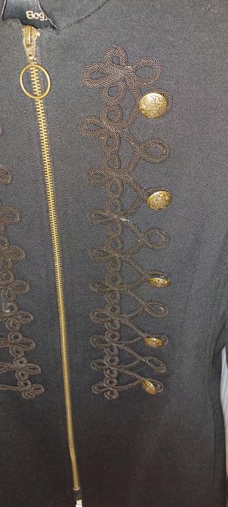 Chaqueta negra con botones dorados