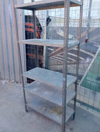 Estantería de hierro gris