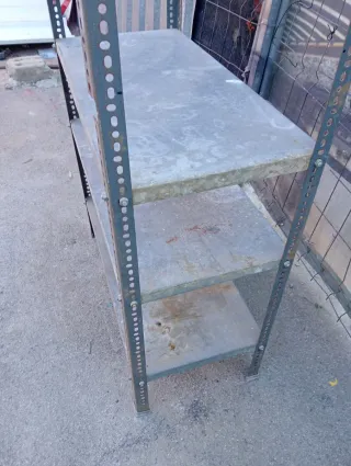 Estantería de hierro gris