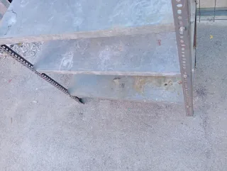 Estantería de hierro gris