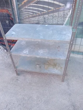 Estantería de hierro gris