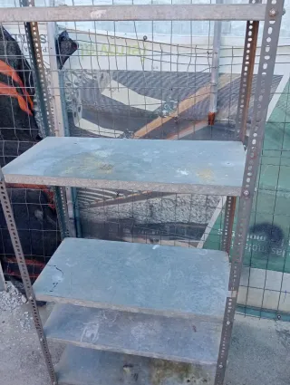 Estantería de hierro gris