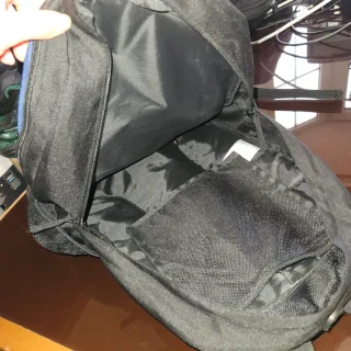 Mochila deportiva Asics azul y negra