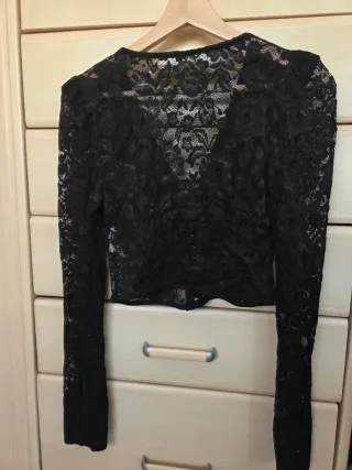Top encaje negro manga larga