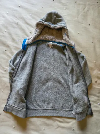 Chaqueta polar con capucha gris. La talla es la 1.