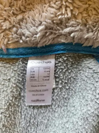 Chaqueta polar con capucha gris. La talla es la 1.