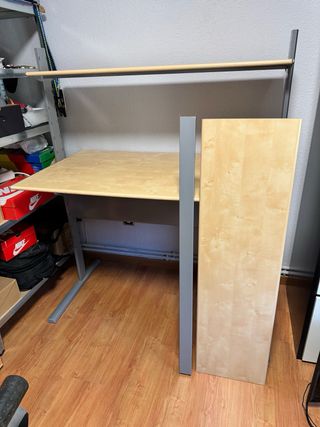 Scrivania in legno e metallo con mensole