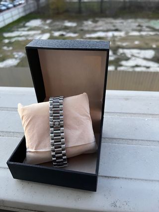 Reloj plateado en buen estado