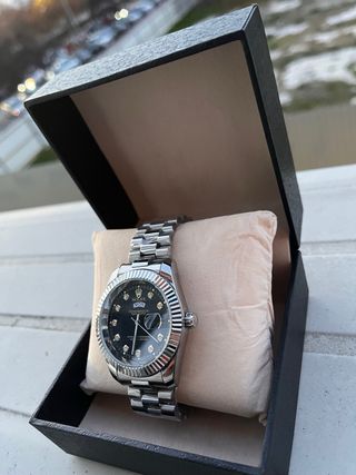 Reloj plateado en buen estado