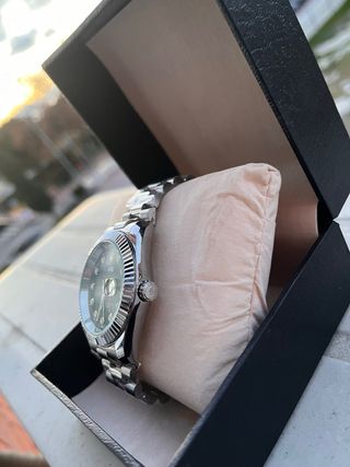 Reloj plateado en buen estado