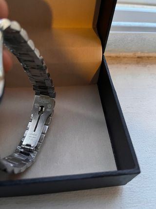 Reloj plateado en buen estado