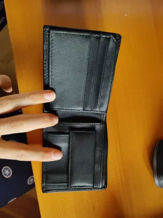 Cartera de piel negra