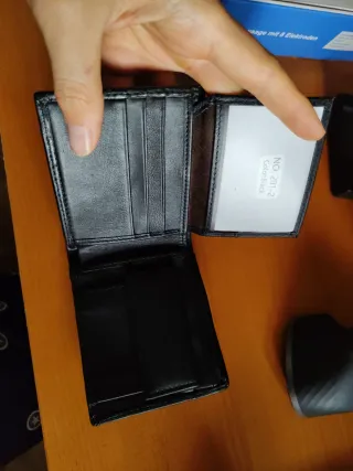 Cartera de piel negra