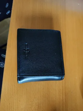 Cartera de piel negra