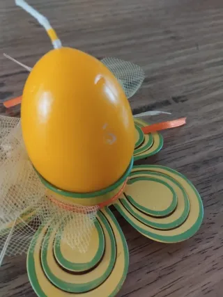 Candela a forma di uovo decorata