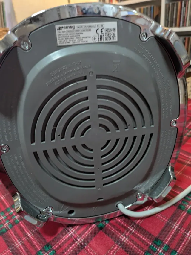 Cafetera SMEG Roja Model DCF02RDEU