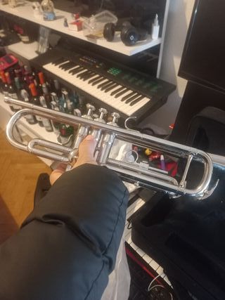 Trompeta con estuche, guantes y funda