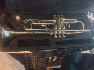 Trompeta con estuche, guantes y funda