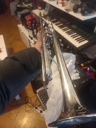 Trompeta con estuche, guantes y funda