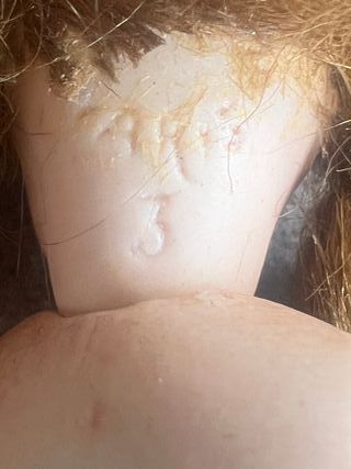 Muñeca de cerámica antigua