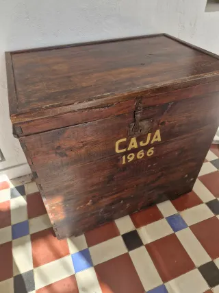 Caja de madera maciza de 1966
