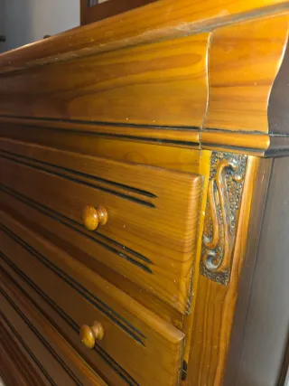 Cómoda de madera con espejo