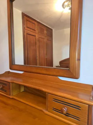 Cómoda de madera con espejo