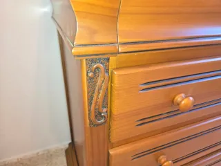 Cómoda de madera con espejo