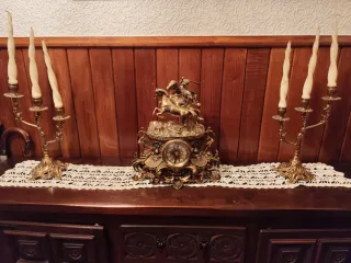 Reloj y Candelabros Decorativos Dorados