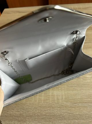 Bolso de fiesta plateado con cadena