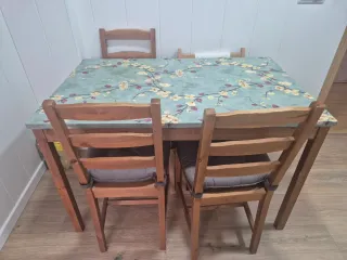 Mesa de cocina y 4 sillas de madera.