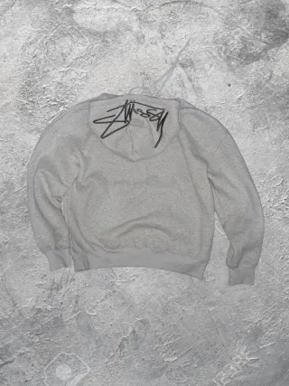 Sudadera Stüssy Gris y Blanca