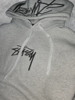 Sudadera Stüssy Gris y Blanca