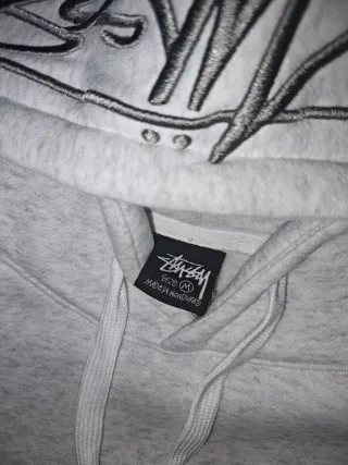 Sudadera Stüssy Gris y Blanca