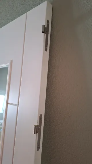 Puerta blanca con cristal