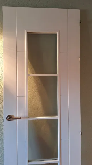 Puerta blanca con cristal