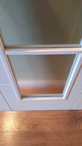 Puerta blanca con cristal