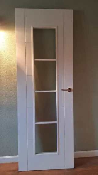 Puerta blanca con cristal