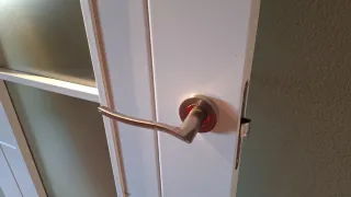 Puerta blanca con cristal