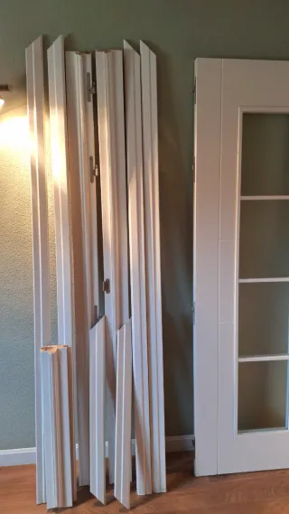 Puerta blanca con cristal