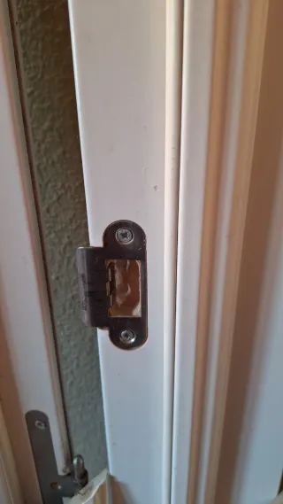 Puerta blanca con cristal