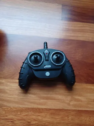 Coche teledirigido naranja y negro