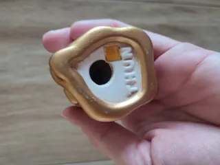 Angelo Thun con lanterna e pergamena