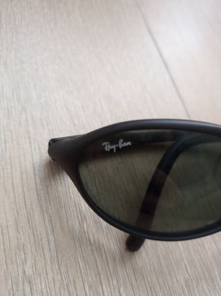 Gafas de sol Ray-Ban para niño.