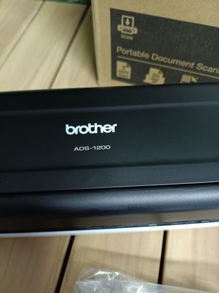 Scanner Brother ADS1200, compatto con ADF e slot per carte, scansione fronte-retro automatica e alimentazione USB, cavo non incluso