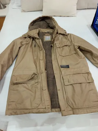 Chaqueta beige con capucha y forro de cuadros